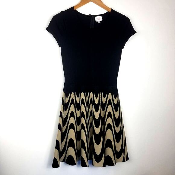 Parker | Short Sleeve Pleated Dress Black Tan - Picture 2 of 9